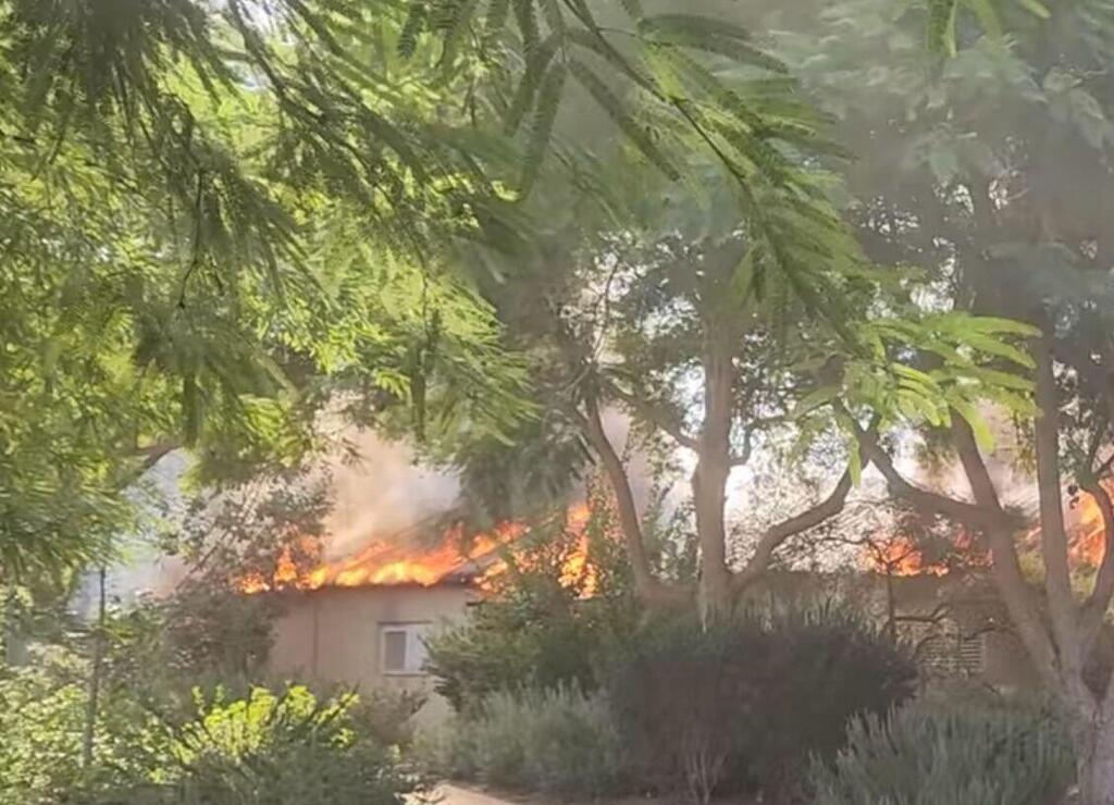 אש בקיבוץ חולית ב-7 באוקטובר (צילום: שיר אזולאי) ההרס בקיבוץ חולית לאחר ה-7 באוקטובר
