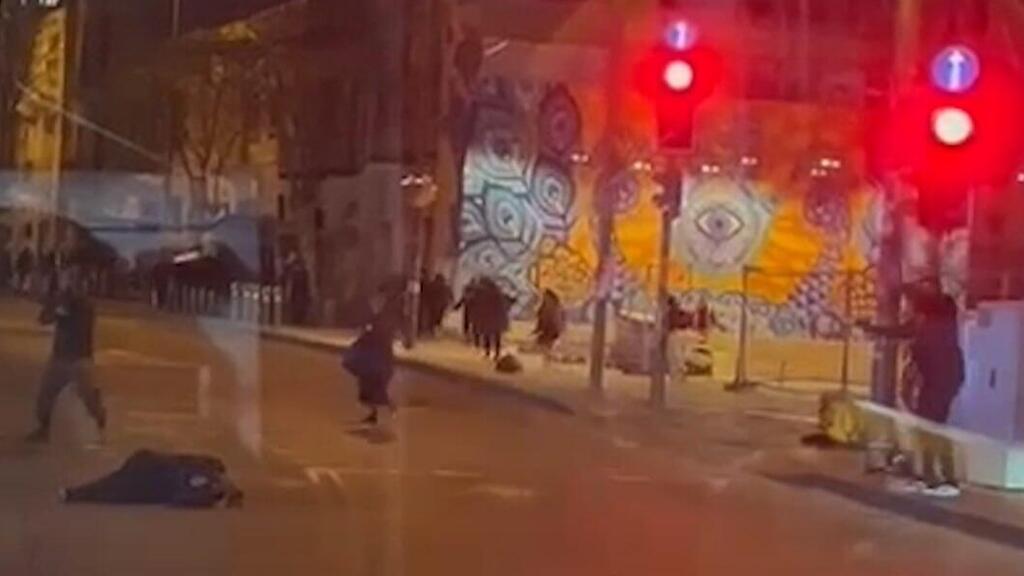 נורה לאחר ששלף סכין ורץ לכיוונם של הבלשים (באדיבות דוברות המשטרה) תיעוד: החשוד ברצח התיירת בת ה-36 ברחוב דינזגוף בתל אביב נמלט מהזירה לאחר שדקר אותה והצית את הדירה