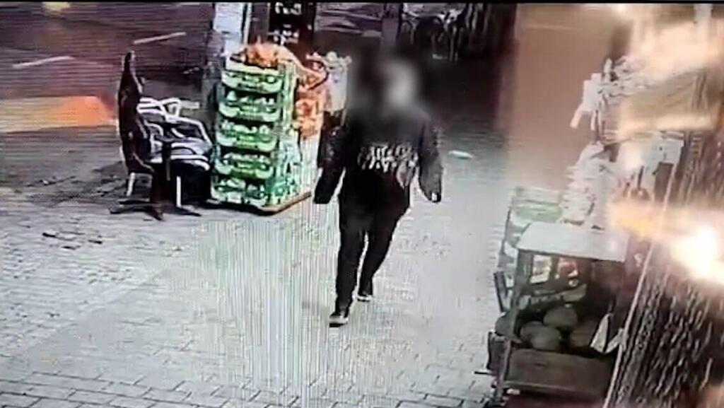 מרגושין נמלט מהזירה לאחר שרצח את אזגדיאן (באדיבות דוברות המשטרה) תיעוד: החשוד ברצח התיירת בת ה-36 ברחוב דינזגוף בתל אביב נמלט מהזירה לאחר שדקר אותה והצית את הדירה