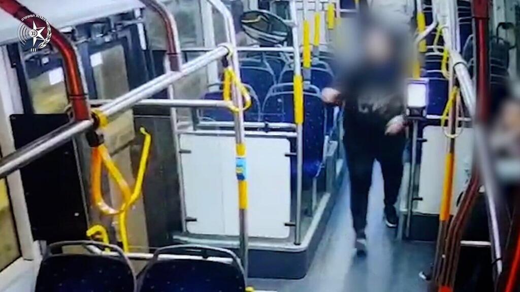 באדיבות דוברות המשטרה תיעוד: החשוד ברצח התיירת בת ה-36 ברחוב דינזגוף בתל אביב נמלט מהזירה לאחר שדקר אותה והצית את הדירה
