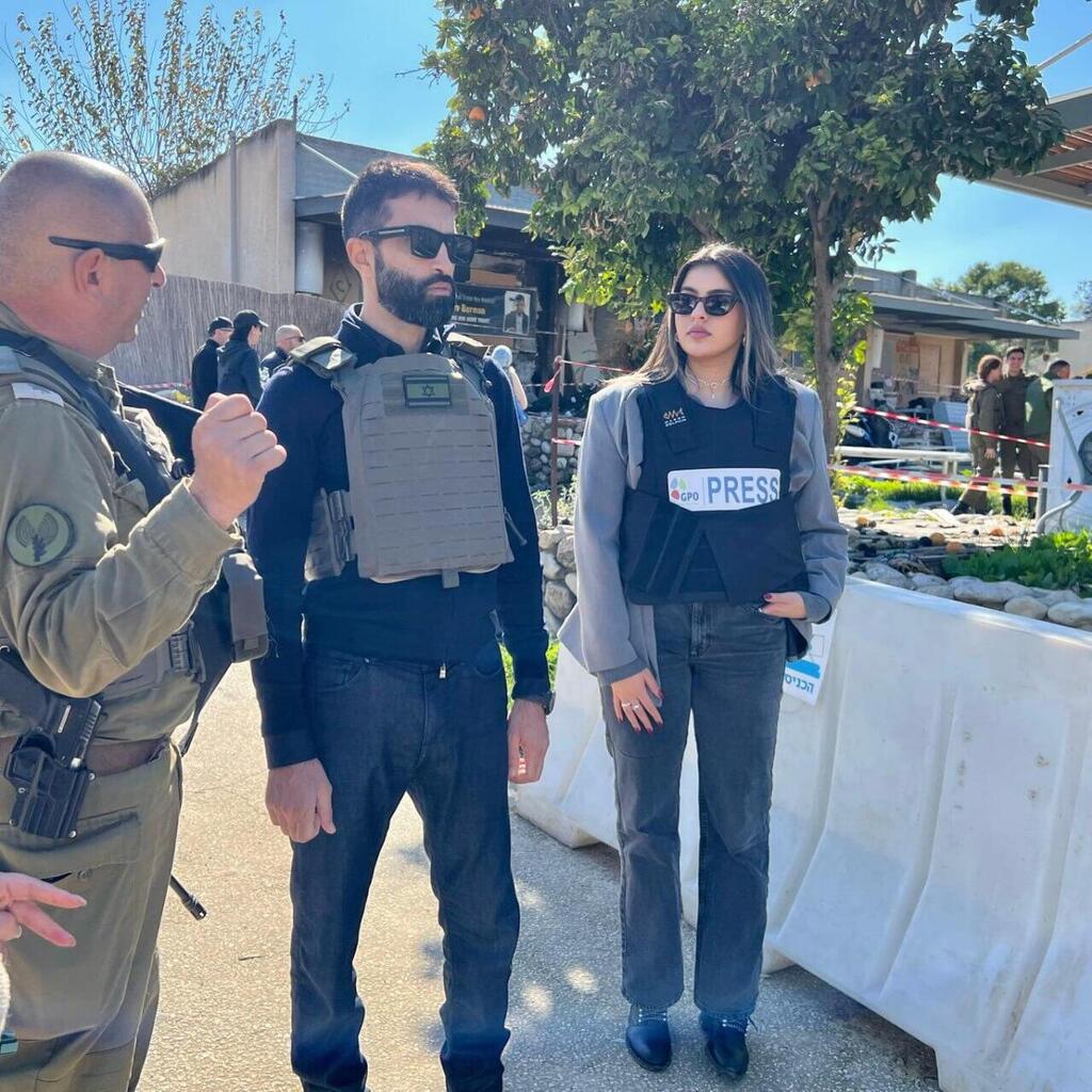 Yousef visits a border community devastated in the October 7 attack וסעב חסן יוסף בריאיון עם דובר רה"מ לתקשורת הערבית במוקדי הטבח בעוטף
