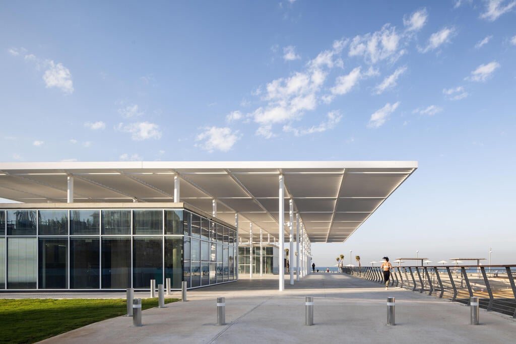 Marine sports center on the ruins of the Dolphinarium (Photo: Nimrod Levy) מרכז הספורט הימי על חורבות הדולפינריום