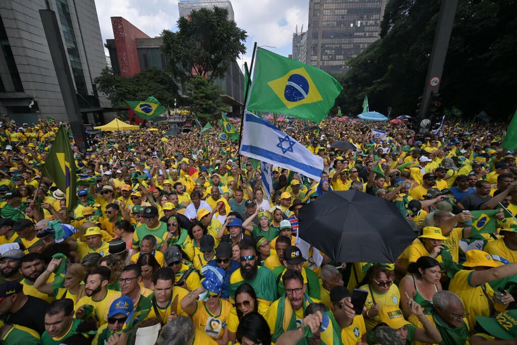 Supporters of Brazilian ex-president Jair Bolsonaro hoist Brazilian and Israeli flags during São Paulo rally, February 2024 (Photo: NELSON ALMEIDA / AFP) עצרת תמיכה בבולסונרו בסאו פאולו, ברזיל