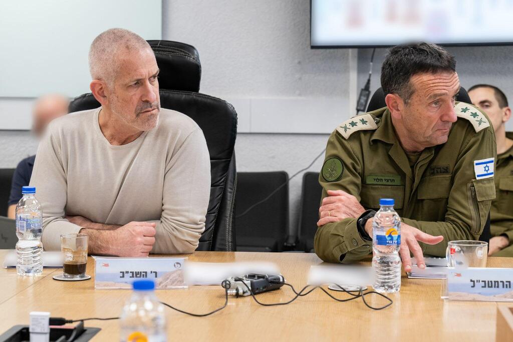 הלוי ובר. דנו גם בעסקה (צילום: דובר צה"ל) הרמטכ"ל הרצי הלוי וראש השב"כ רונן בר קיימו אישור תוכניות להמשך המלחמה בפיקוד הדרום