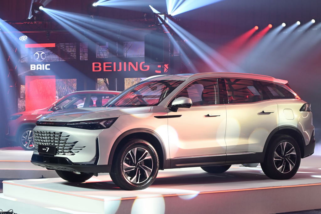 שתיים אוחזות במותג המריבה חסר התקינה: מי תהיה יבואנית באיק?