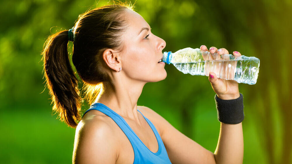 שתייה מים בקבוק פלסטיק