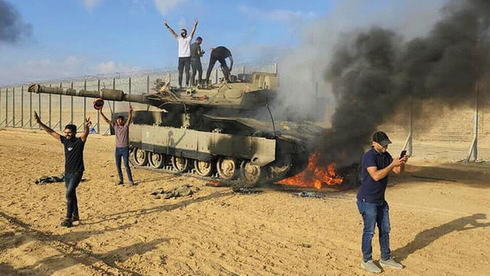 טנק 3 עולה בלהבות ב-7 באוקטובר yk13844660