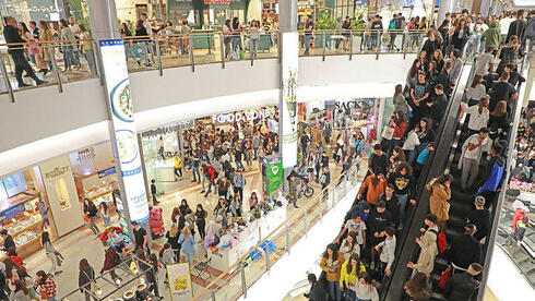 הדולר בצניחה, אז למה מחירי המוצרים המיובאים עדיין לא יורדים?