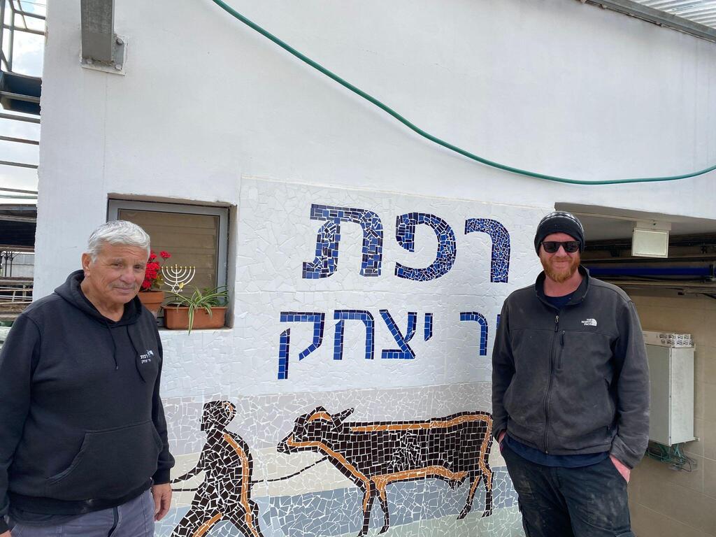 שמיל בלברמן (משמאל), אביו של יאיר ומנהל הרפת בניר יצחק (צילום: עומר משיח) שמואל (שמיל) בלברמן, רכז רפתות הנגב והעוטף, קיבוץ ניר יצחק