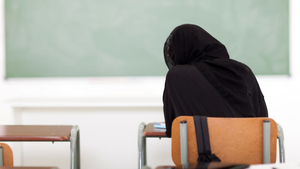 A Muslim school girl (Photo: Shutterstock) צרפת חיג'אב נערה מוסלמית בית ספר