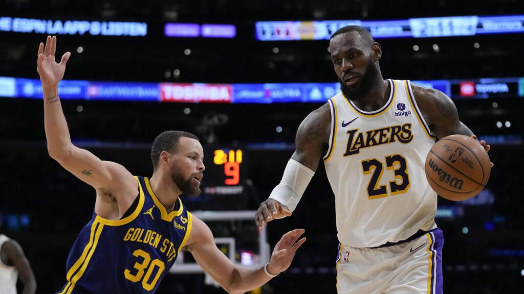 האיחוד שלא יצא לפועל. לברון וסטף (AP Photo/Ashley Landis) שחקן לוס אנג'לס לייקרס לברון ג'יימס מול שחקן גולדן סטייט ווריורס סטף קרי