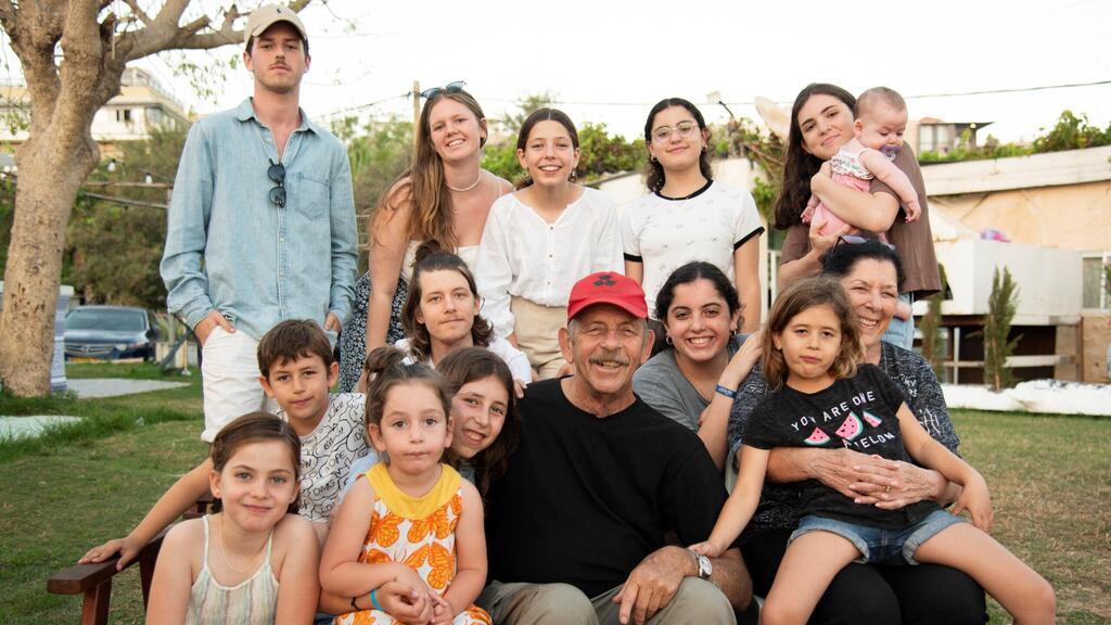 חיים פרי, אשתו אסנת ו-13 הנכדים (צילום: אלעד דבי) חיים פרי ואשתו אסנת יחד עם 13 נכדיהם