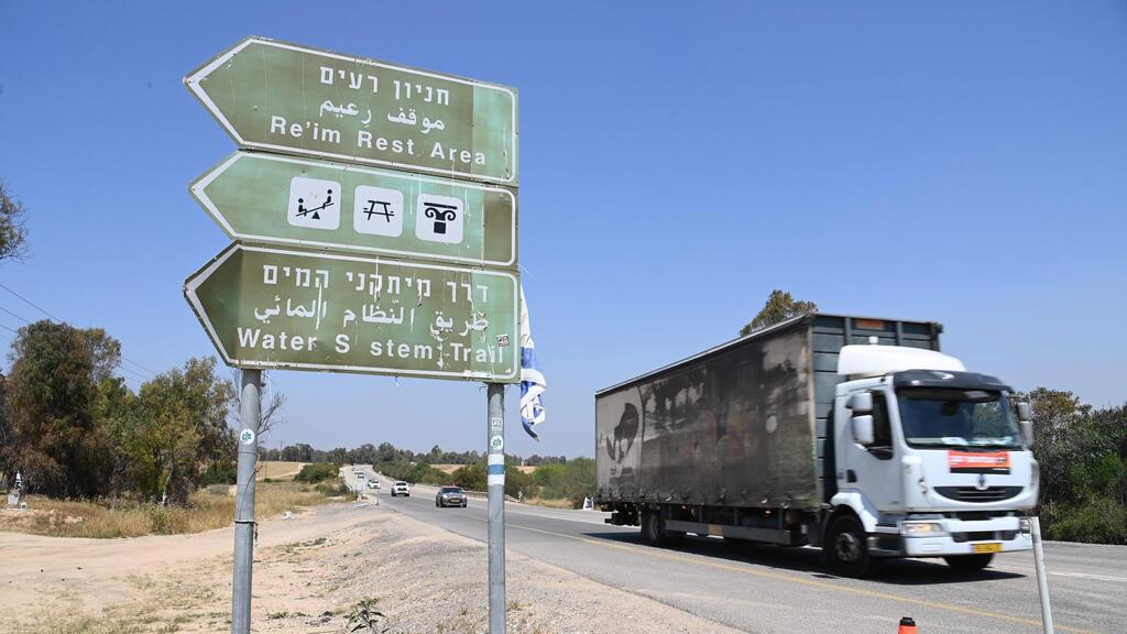 רק 5.5 ק"מ מהגבול. הכניסה לאתר המסיבה (צילום: הרצל יוסף ) כביש 232