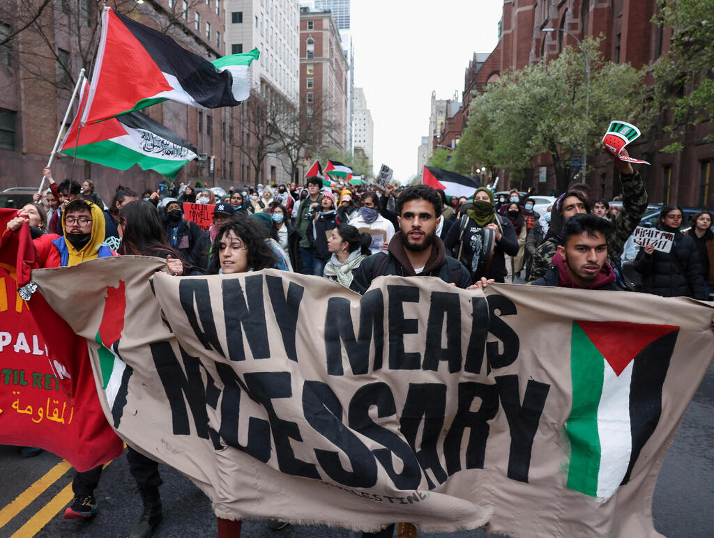 Pro-Palestinian demonstration at Columbia University, New York (Photo: Reuters) הפגנה פרו פלסטינית מפגינים מחוץ ל אוניברסיטת קולומביה ב ניו יורק ארה"ב