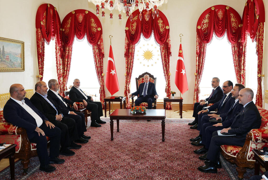 Photo: Murat Cetinmuhurdar/Turkish Presidential Press Office/ REUTERS אסמאעיל הניה, יו"ר הלשכה המדינית של חמאס, בפגישה עם נשיא טורקיה, רג'פ טאיפ ארדואן
