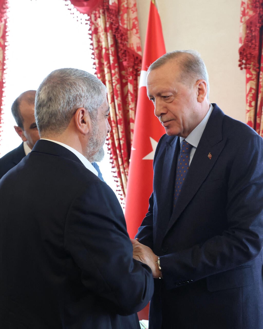 Hamas’ Khaled Mashaal meeting with Turkish President Recep Tayyip Erdoğan (Photo: AFP / TURKISH PRESIDENCY PRESS OFFICE) חמאס חאלד משעל חמאס, בפגישה עם נשיא טורקיה, רג'פ טאיפ ארדואן