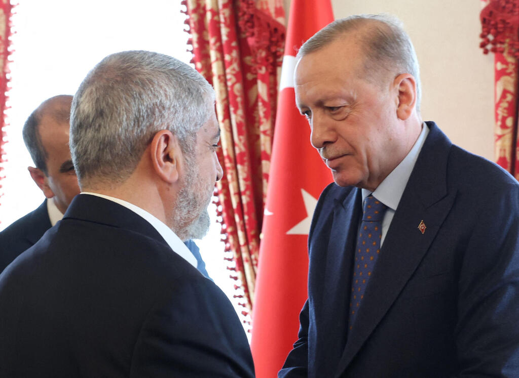 חאלד משעל בפגישה עם ארדואן, אפריל 2024 (צילום: AFP / TURKISH PRESIDENCY PRESS OFFICE) חמאס חאלד משעל חמאס, בפגישה עם נשיא טורקיה, רג'פ טאיפ ארדואן