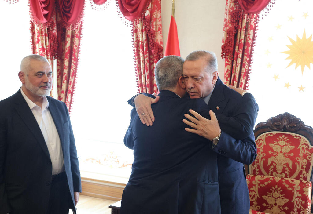 Erdogan meets with Hamas leaders in Ankara (Photo: AFP / TURKISH PRESIDENCY PRESS OFFICE) חאלד משעל, אסמאעיל הניה, יו"ר הלשכה המדינית של חמאס, בפגישה עם נשיא טורקיה, רג'פ טאיפ ארדואן