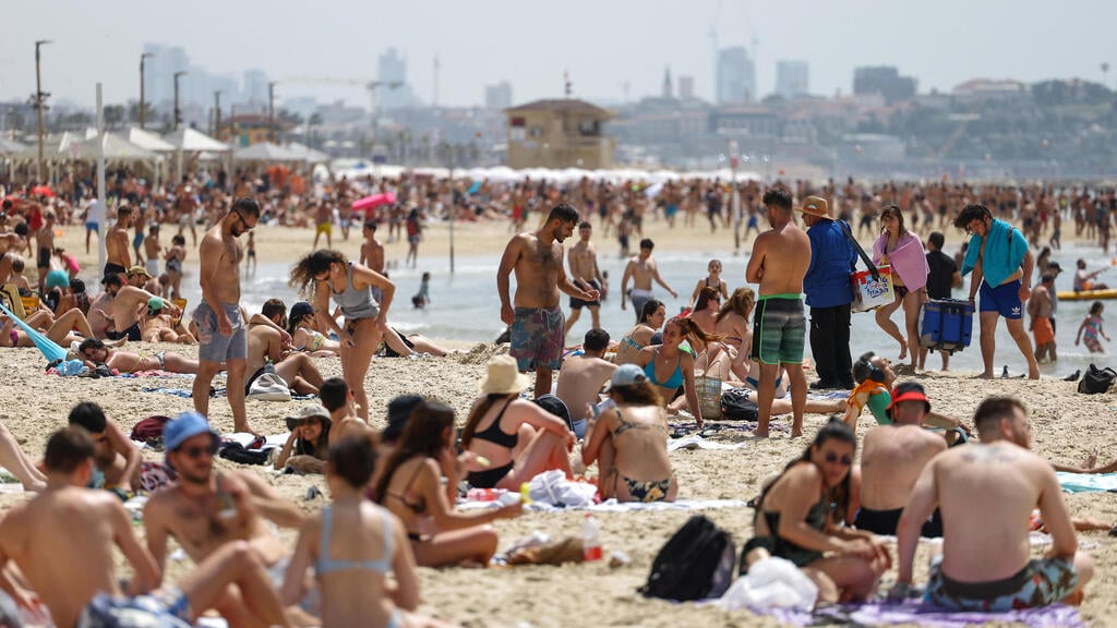Tel Aviv beach (Photo: Hannah McKay/ Reuters) חוף הים בתל אביב