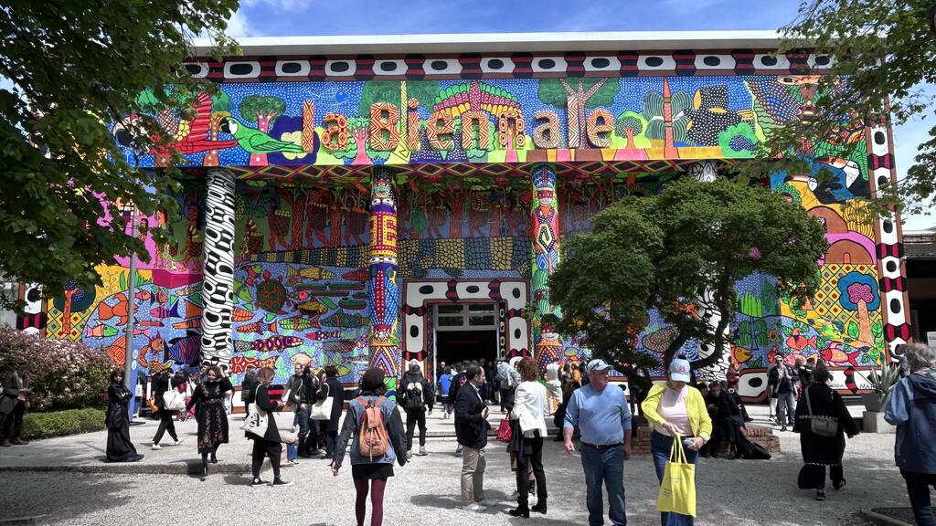 The facade of the central pavilion at the Venice Biennale, 2024 (Photo: Debby Luzia) חזית הביתן המרכזי בביאנלה בוונציה