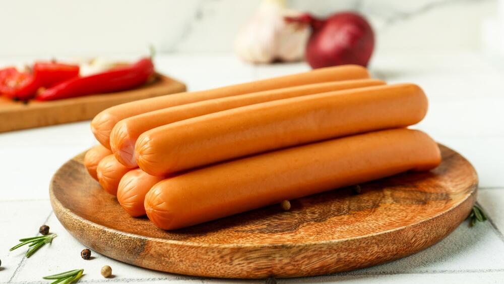 מזון מעודד דלקת. בשר מעובד (צילום: shutterstock) מזון אולטרה-מעובד נקניקיות