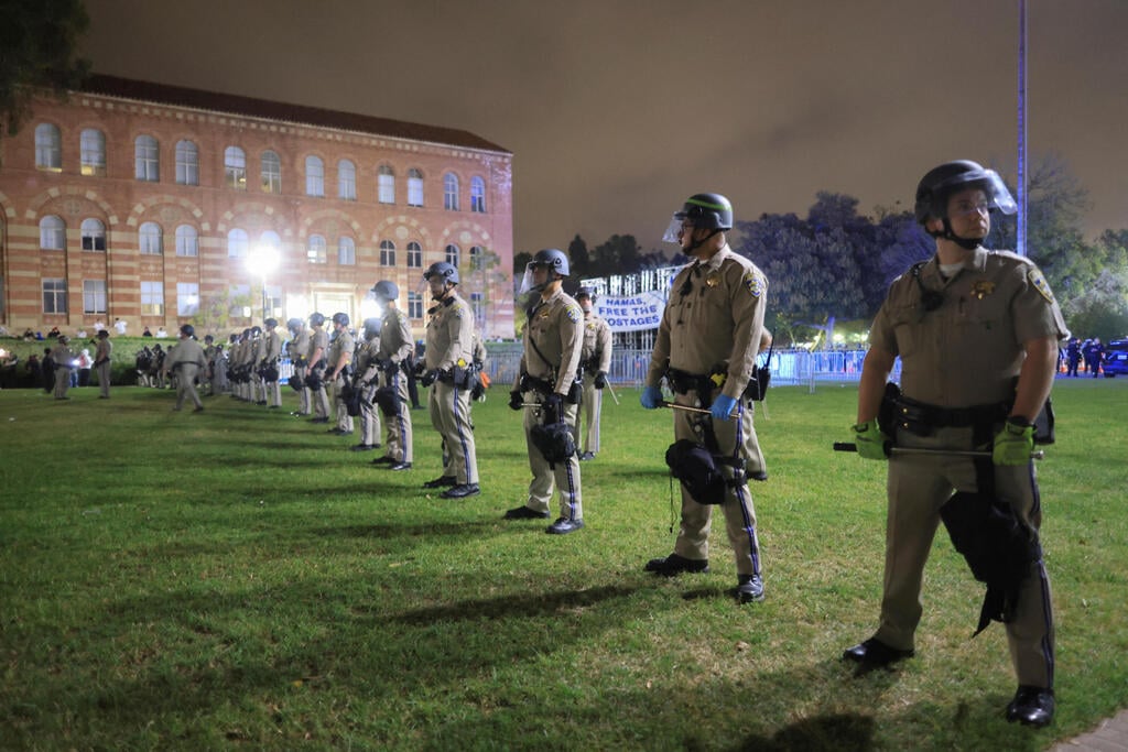 Officers deployed to keep the peace at UCLA (Photo: REUTERS/David Swanson) ארה"ב עימות בין מפגינים תומכי ישראל ל פרו פלסטינים ב מאהל מחאה אוניברסיטת קליפורניה לוס אנג'לס