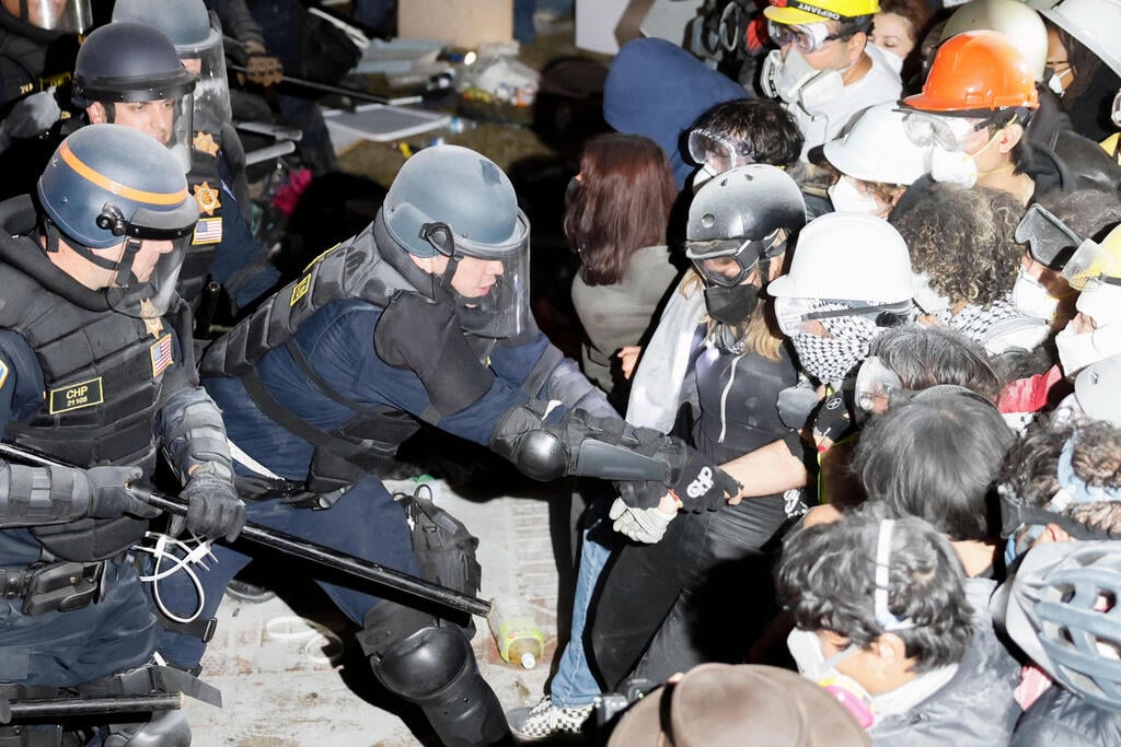 Confrontations between police and pro-Palestinians at UCLA (Photo: Etienne LAURENT / AFP) מעצר מפגינים פרו פלסטינים באוניברסיטת קליפורניה