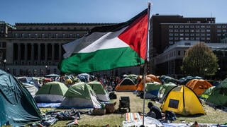 מפגינים פרו פלסטינים תומכי חמאס מול שוטרים ליד אוניברסיטת קולומביה