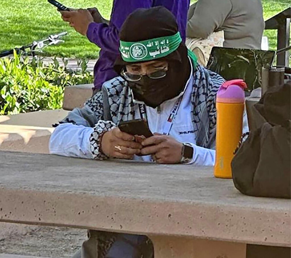 Student dressed as a Hamas terrorist at Stanford סטודנט לבוש כפעיל חמאס בסטנפורד
