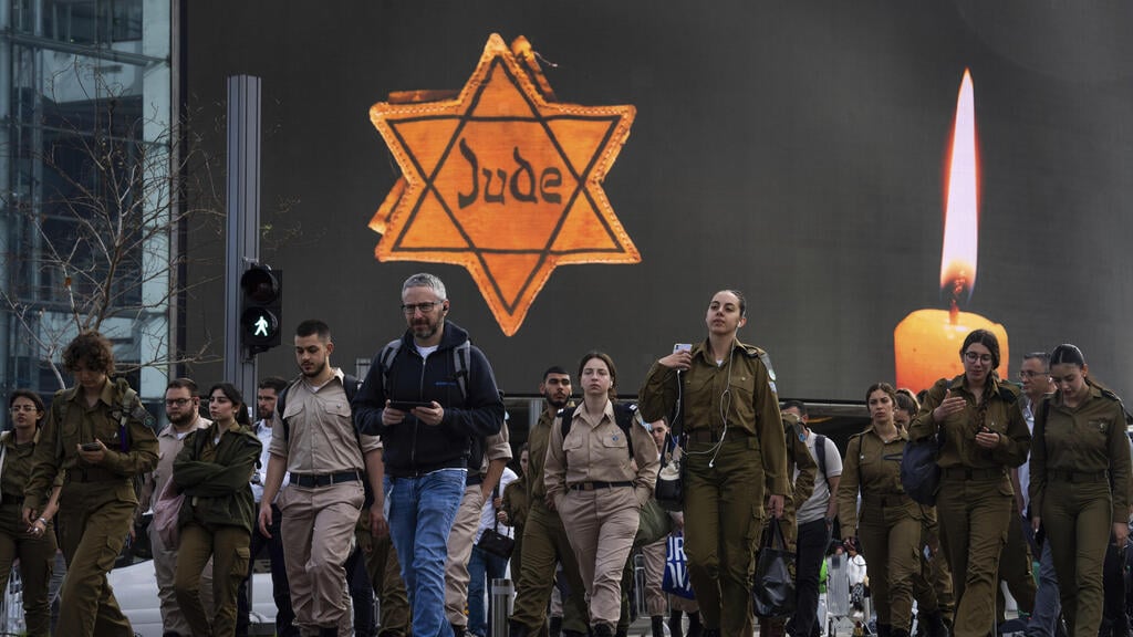 Holocaust Remembrance Day in Israel (Photo: AP Photo/Oded Balilty) תל אביב יום הזיכרון לשואה