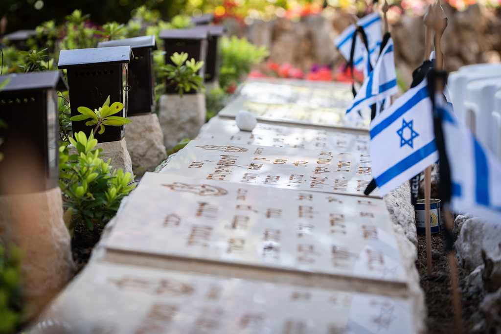 "ללוות את משפחות הנופלים, זה כמו להכיר את הנופל עצמו". הר הרצל (צילום: שלו שלום) בית העלמין בהר הרצל בירושלים