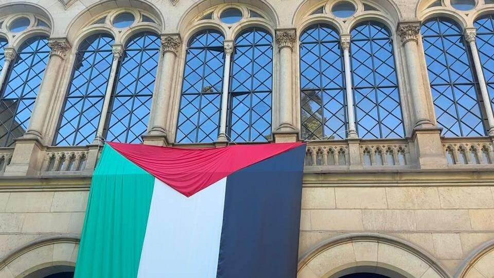The museum at the opening of the solidarity with Palestine exhibition in 2024 מוזיאון ריינה סופיה במדריד פתח תערוכה לסולידריות עם פלסטין