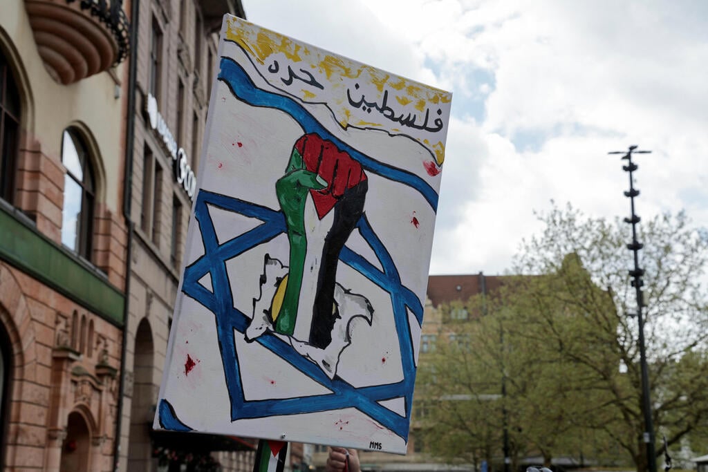 Pro-Palestinian sign held up during a demonstration in Malmo, Sweden (Photo: REUTERS/Leonhard Foeger) מחאות נגד ישראל במאלמו, שבדיה