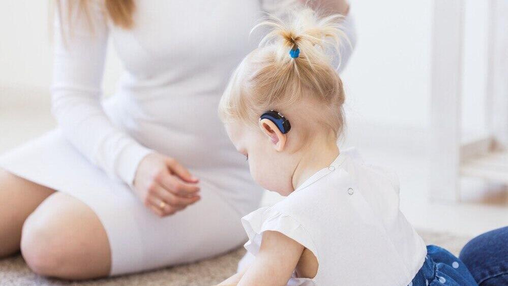 ה-FDA אישר לראשונה טיפול גנטי לחירשות תורשתית - צעד שעשוי לשנות את אופן הטיפול בילדים עם פגיעה שמיעתית מולדת (צילום: Shutterstock) אילוסטרציה