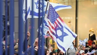 חוגגים את יום העצמאות בטיימס סקוור בניו יורק
