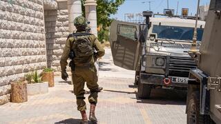 מצוד אחר המחבל שביצע את פיגוע הדקירה בצומת יצהר