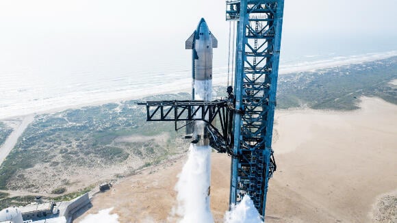 סטארשיפ של SpaceX ( צילום: SpaceX) האם מגן החום יעמוד במבחן? מערכת סטארשיפ על כן השיגור בחזרה הגנרלית השבוע