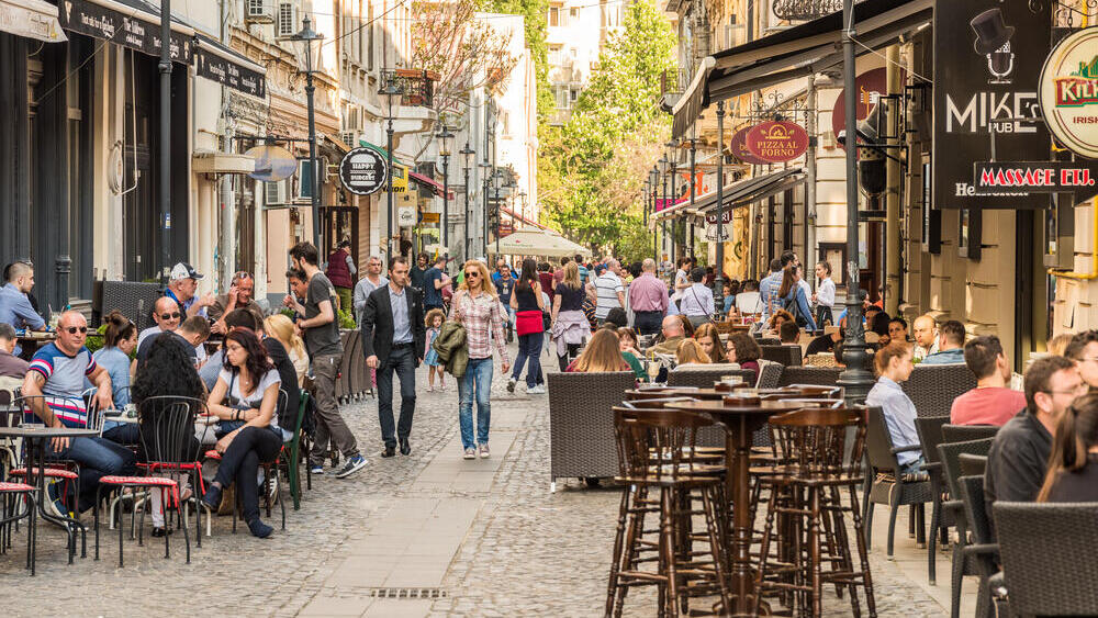 בתי קפה שוקקים במרכז העיר (צילום: Radu Bercan / shutterstock) בתי קפה בבוקרשט