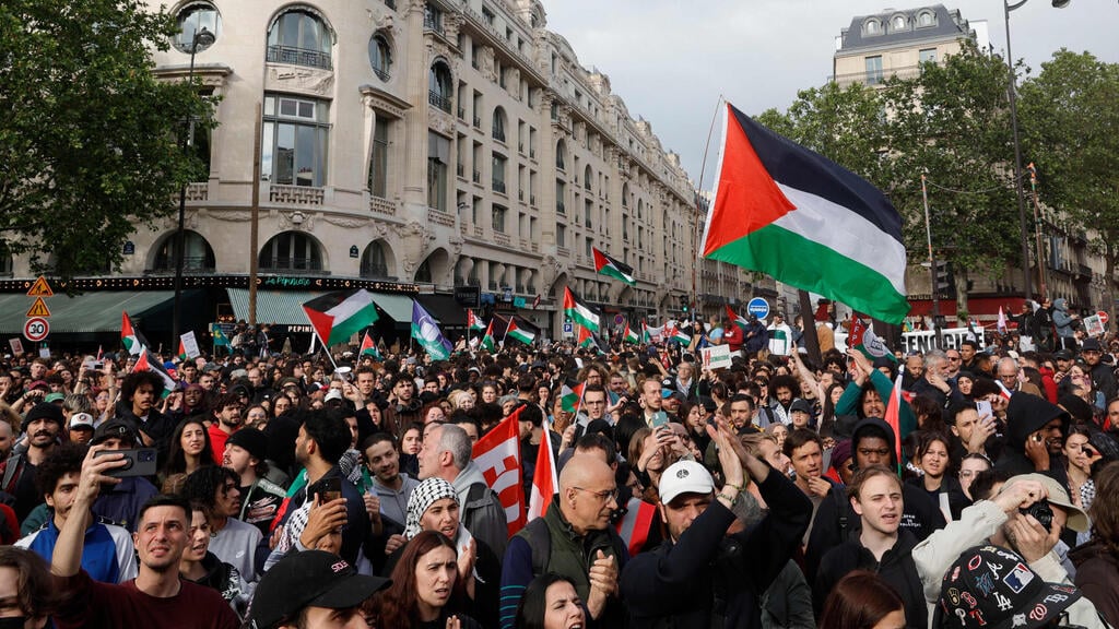 Anti-Israel protest in Paris (Photo: Geoffroy VAN DER HASSELT / AFP) מחאות פרו-פלסטיניות ב פריז צרפת