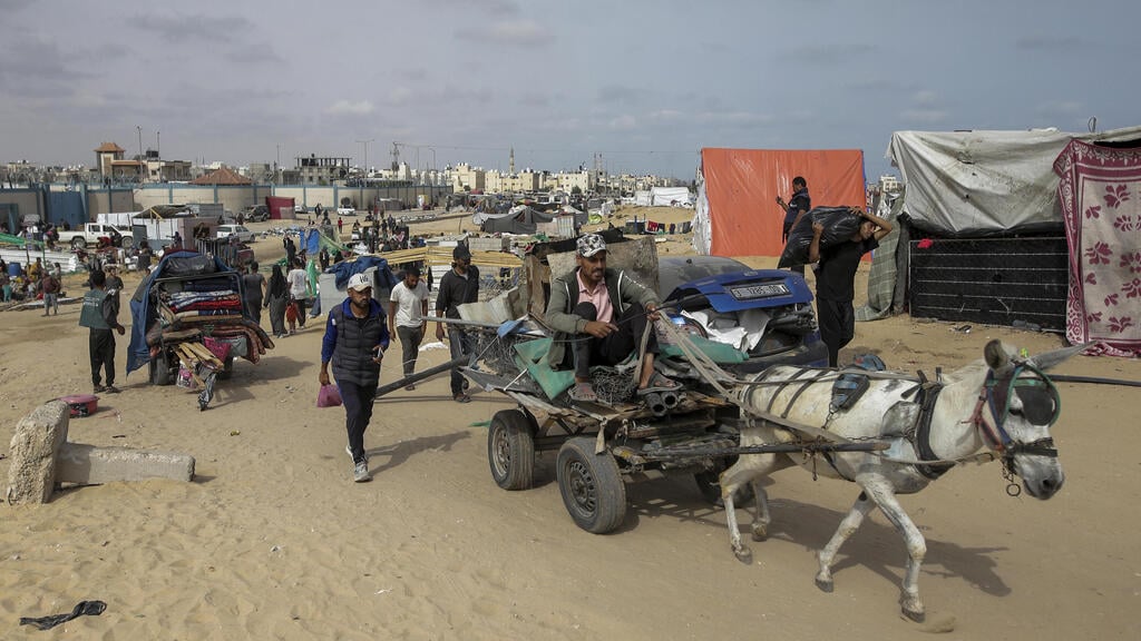 Rafah (Photo: AP Photo/Jehad Alshrafi) תושבים עוזבים את רפיח