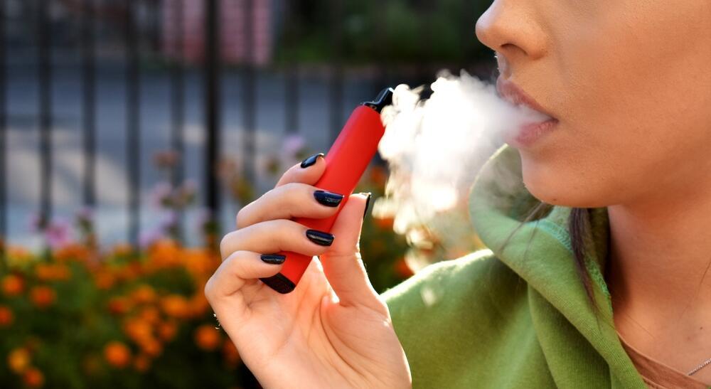 E-cigarettes may be less harmful than a regular cigarette, but still highly harmful (Photo: shutterstock) עישון סיגריה אלקטרונית סיגריות אלקטרוניות