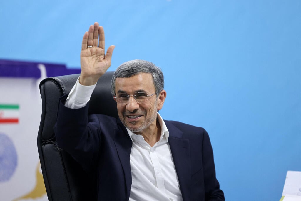 Mahmoud Ahmadinejad (Photo: ATTA KENARE / AFP) נשיא איראן לשעבר מחמוד אחמדינג'אד מגיש מועמדות בחירות ל נשיאות