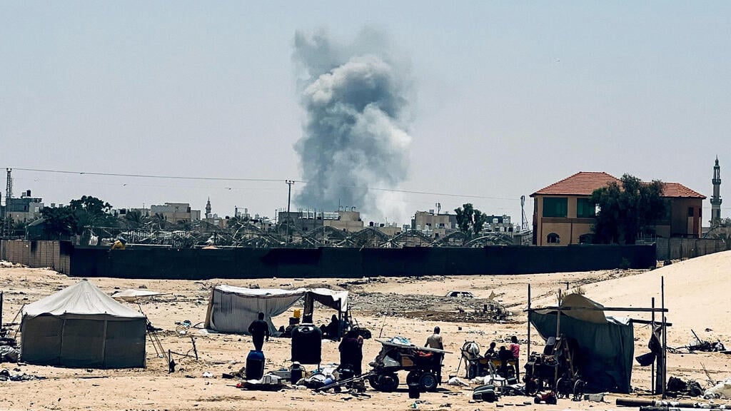 Smoke rises from airstrike on Rafah (Photo: Muath Al Hams/Reuters) תקיפה ברפיח
