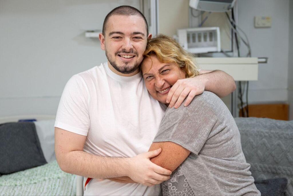 אלמוג מאיר ג'אן. האם משהו עוד הגיוני לך בחיים האלה? (צילום: דובר צה"ל) המפגש הראשון של אלמוג מאיר ג'אן עם משפחתו