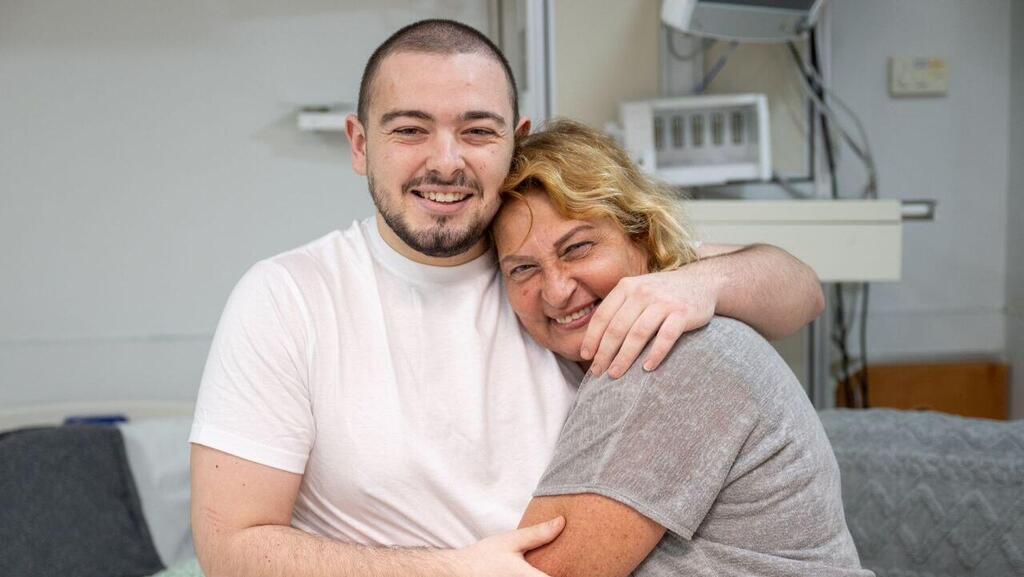 הכוחות הגיעו לשלושת החטופים תוך שניות מהפריצה. אלמוג מאיר ג'אן מתחבק עם אמו אחרי החילוץ הכוחות הגיעו לשלושת החטופים תוך שניות מהפריצה. אלמוג מאיר ג'אן מתחבק עם אמו אחרי החילוץ