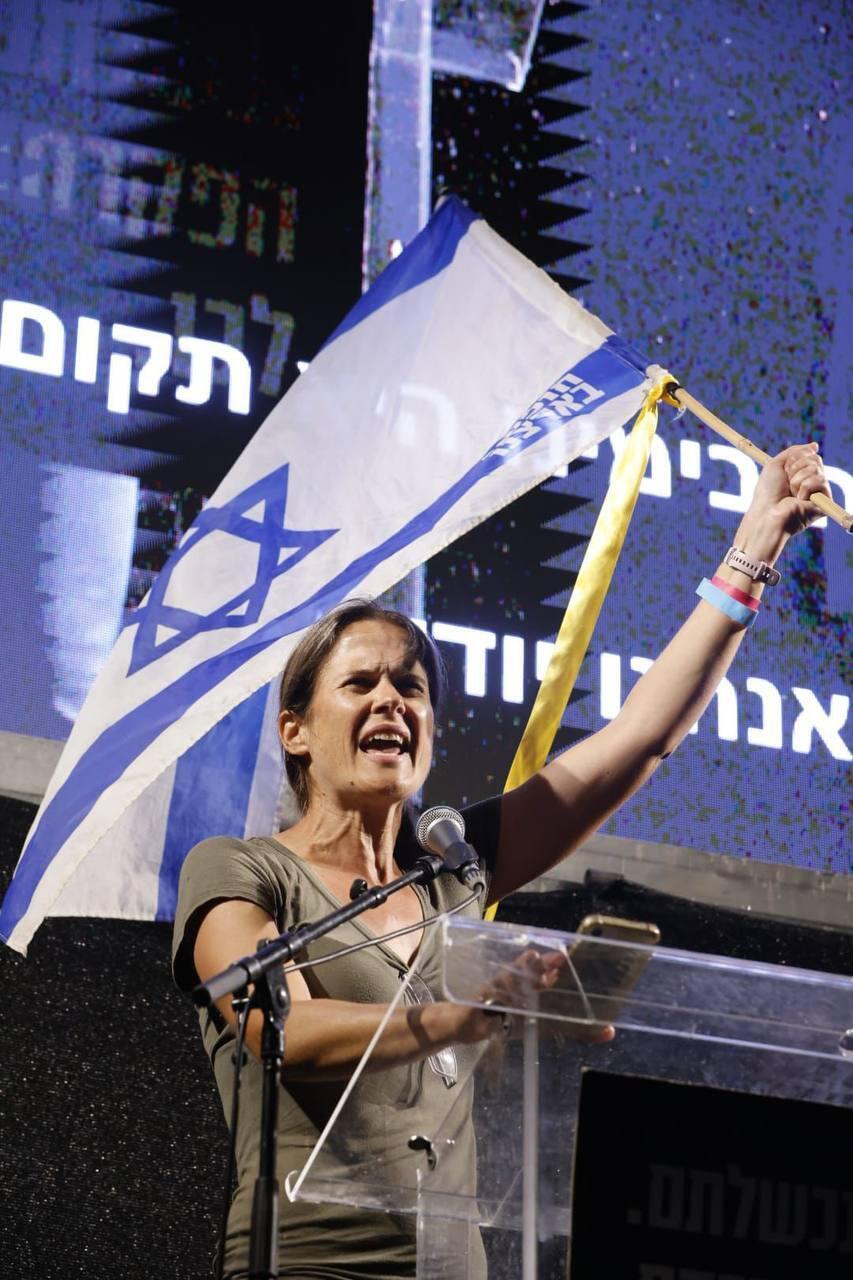 שקמה ברסלר מעל במת המחאה בירושלים (צילום: יוסי זמיר) שקמה ברסלר