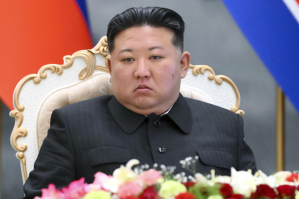 קים ג'ונג און. תלוי ב-200 משפחות (צילום: Kristina Kormilitsyna, Sputnik, Kremlin Pool Photo via AP) נשיא רוסיה פוטין ו רודן צפון קוריאה קים ג'ונג און ב פסגה ב פיונגיאנג