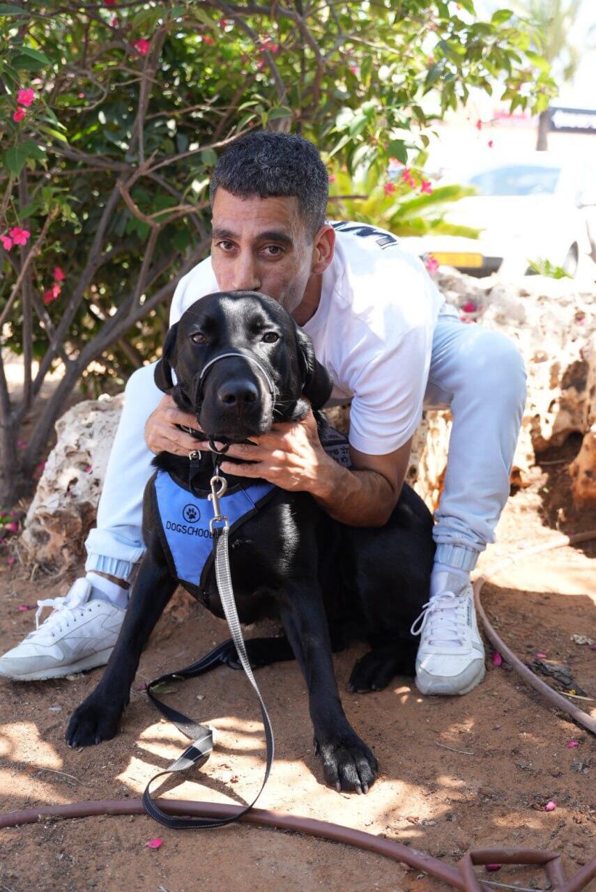 Kobi and service dog Morpheus (Photo: Tomer Shunam Halevy) קובי לוי הלום קרב וכלב השרות שלו