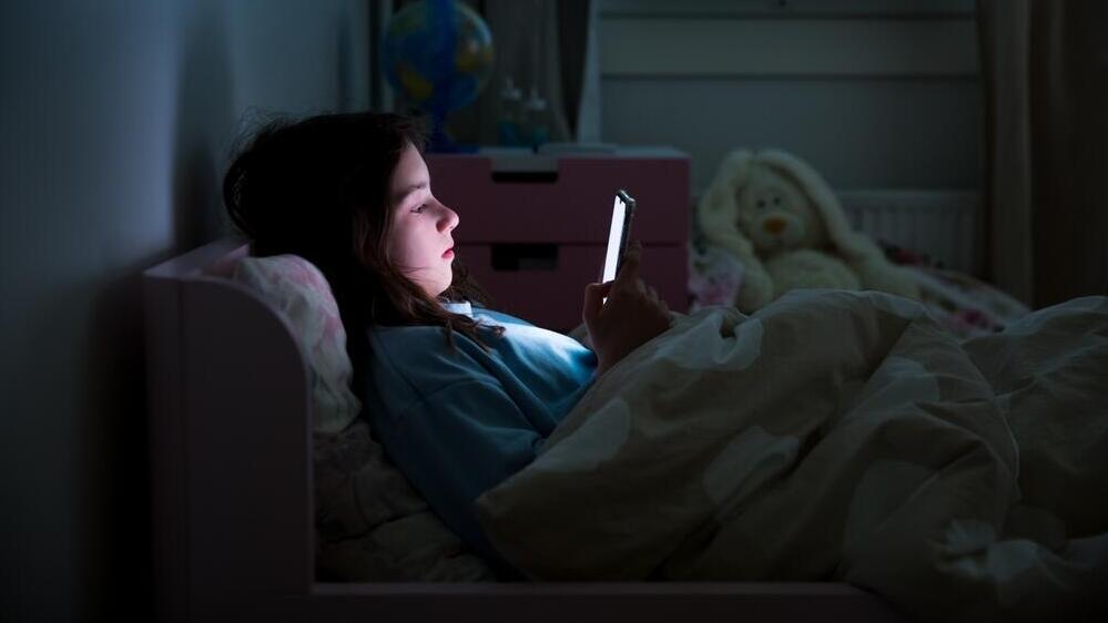 שינה בני נוער מסכים