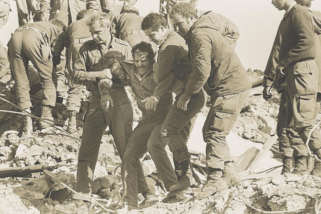 A wounded rescued from the rubble of a building in Tyre (Photo: Miki Shovitch, G.P.O) פצוע מחולץ מהרייסות הבניין בצור